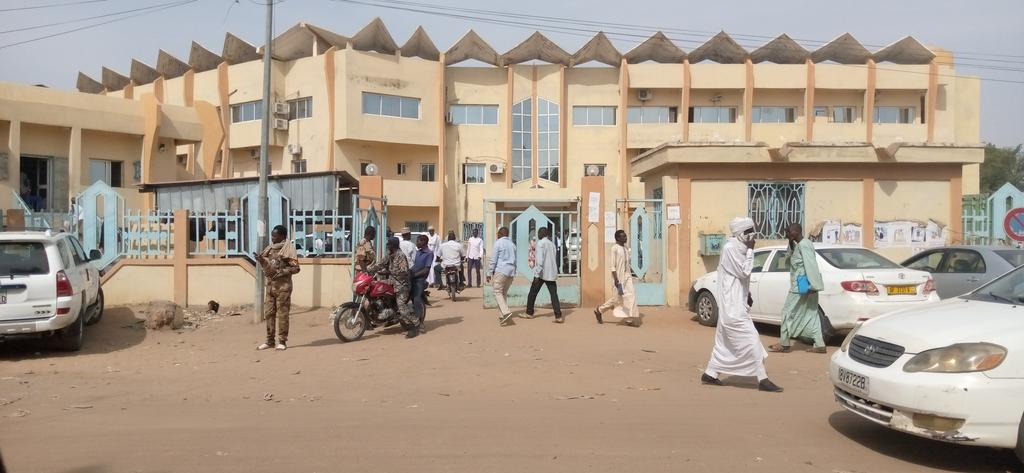 Palais de justice de N’Djamena : les démarcheurs et vendeurs ambulants interdits d’accès