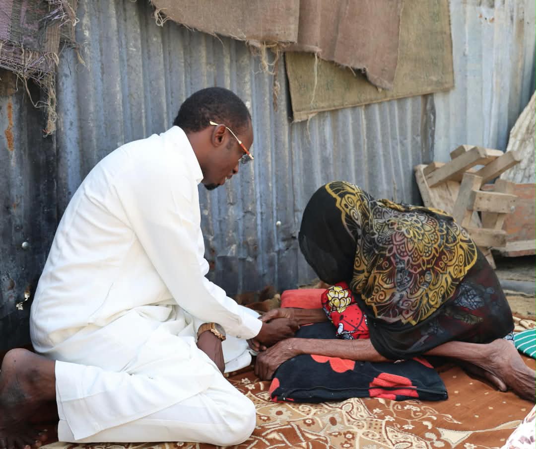N’Djamena : le maire du 1er arrondissement au chevet d’une femme âgée de 135 ans